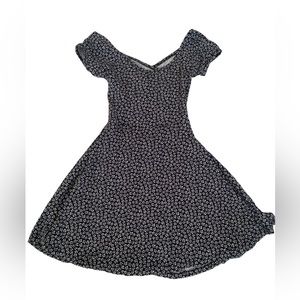 Black and white floral dress. Crisscross back that opens. Size Juniors 1.